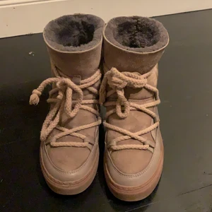 Beiga inuikiis - Beiga inuikiis i storlek 40. Jag har vanligvis storlek 38/39 så det lär passa för er också.