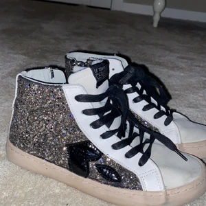 La temps des cerises  - Jätte snygga la temps des cerises skor. Köpta för ca 800kr säljer för 450 då dom inte är slitna. Priset kan diskuteras💕 köpare står för frakt 