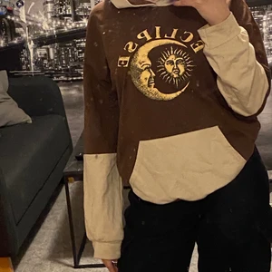 Hoodie - använt denna typ 2 gånger, jätte fin, lite tunt material men den sitter jätte bra! (Jag är 1,58cm)