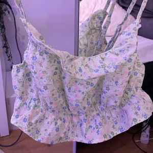 Blommig topp - Fin blommig topp ifrån h&m🤍 köpt i fjol och endast använd på midsommar, så en gång💖 köparen står för frakt!