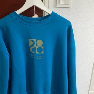 Blå tröja - En blå tröja från pull and bear i storlek S