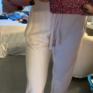 Rosa Victoria secret mjukisbyxor - Säljer dessa jätte fina Victoria Secret mjukisbyxorna💕 storlek S, köpte dom för 300kr, dom är knappt använda då jag tycker dom är lite för korta (jag är 1,72)🤍 Men annars är dom riktigt sköna och jätte fina!!