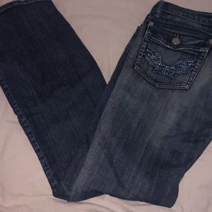 90s jeans med detaljer - Sjukt snygga jeans med glitter detaljer på fickorna  De är i storlek 27 300kr