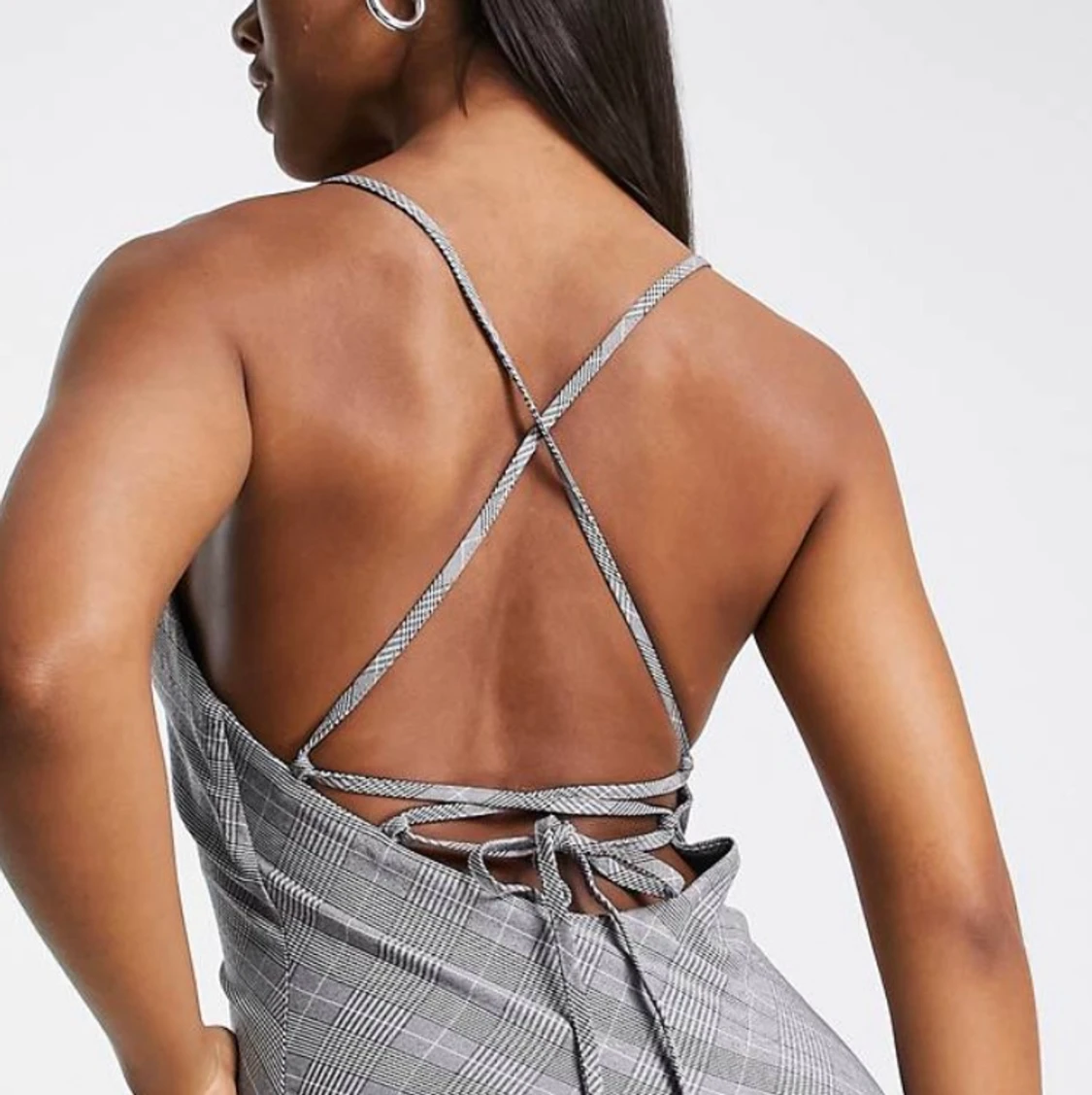 Grå klänning med snörning i ryggen - 91