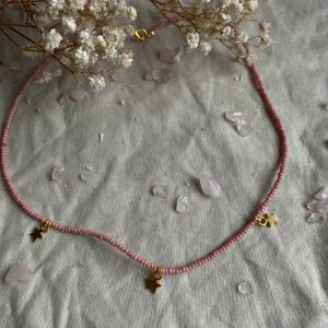 Pärlhalsband  - Pärlhalsband i gammalrosa färg super fin enkel guld berlocker och guld lås halsbandet är 35cm långt frakt tillkommer 💗