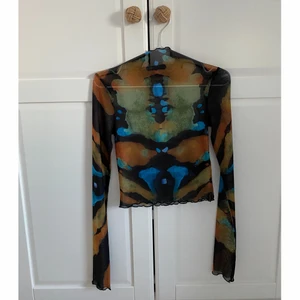 Batik mesh topp  - Mesh topp tröja från Weekday i nästan nytt skick. Använd endast 1 gång.                                                      Nypris: 200 SEK  (lånad bild från Weekdays hemsida) 
