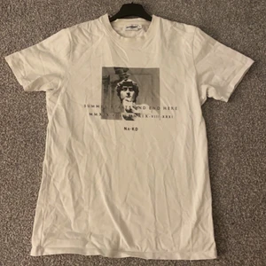 Vit t shirt med tryck  - Säljer för att den inte kommer till användning, den är stor i storleken ! 