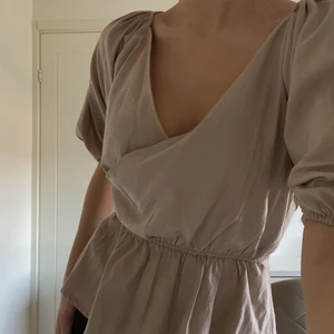 Topp från NAKD - Superfin topp från NAKD. Använd endast ett fåtal gånger, väldigt bra skick. Passar mig som oftast har storlek S/M 