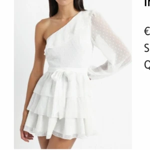 Studentklänning  - Inteesskoll på min studentklänning som jag är kär i. Om jag får säga det själv så hade jag den finaste klänningen av alla jag såg haha. Köpte den för 900 kr. Kan sälja för 600 kr. Kan skicka fler bilder när jag har den på. BUD PÅ 520