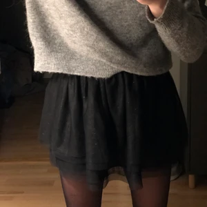 Strl xs - Säljer nu min jättefina kjol från hm i storlek xs då den ej kommer till användning. Köptes för ganska länge sen då den ej finns att köpa längre. Använd ca två ggr då den är i väldigt bra skick. Köparen står för frakt💕