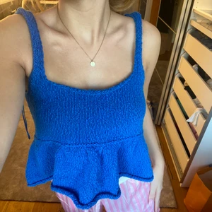 Stickad topp - Säljer detta stickade linne från zara! Super sött och fin färg!