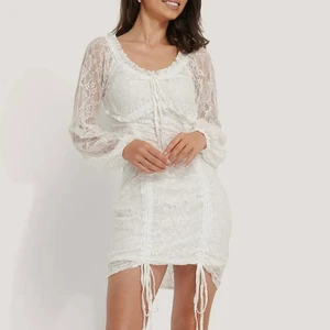 Studentklänning NA-KD - Vit klänning som fungerar perfekt som studentklänning. Köpt för 499 med lappar kvar, dvs nyskick. Storlek M men passar även mindre storlekar! Spårbar frakt via Postnord ingår i priset. Hör av er vid frågor och funderingar💗