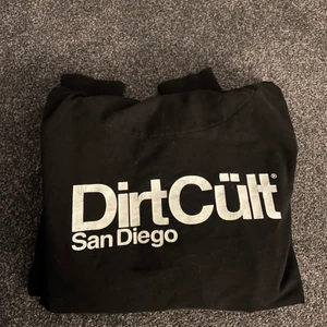 DirtCült zip hoodie  - Zip luvtröja från dirtcult. Stora loggan på ryggen. Köparen står för frakt!