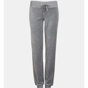 Cubus mjukisbyxor - Mjukisbyxor från Cubus, köpta här på plick❣️ Byxorna är i bra skick, nästintill som nya. Denna modellen säljs heller inte längre i butik🥰 frakten ligger på 52 kr :) 