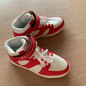 Missguided sneakers stl 36 - Köpta i somras. Endast testade. Köpta för 600kr