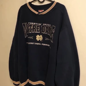 Notre Dame Sweatshirt - Bilderna är lånade av förra säljaren. Intressekoll på denna supernsygga sweatshirten jag köpte här på plick. Storleken är XL men är mer som en M. Tveksam på om jag vill sälja, säljer endast vid bra pris❤️