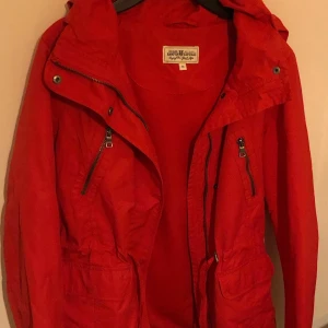 Vår/höst jacka röd - Så gott som ny. Stor luva. Priset kan diskuteras 