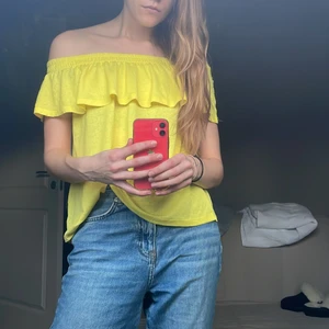 Bikbok volangblus  - Är lite stor på mig men den är fin att styla. Det är storlek L på denna och har inte använt den många gånger 💛💛💛