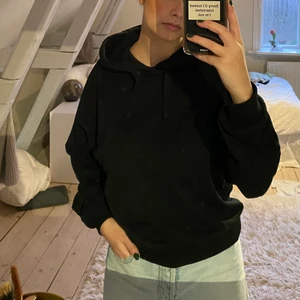 Svart hoodie  - Svart hoodie från NA-KD. Priset kan disskuteras vid snabb affär! 