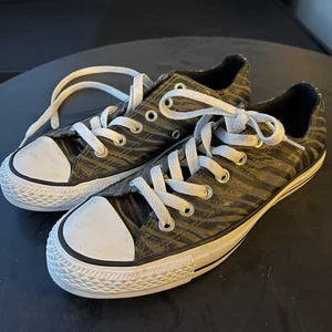 Helt nya zebra Converse 37,5 - Låga Converse med zebramönster. Helt nya – aldrig använda! Storlek 37,5.