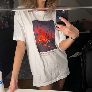 Oversize t-shirt - En galet snygg oversize t-shirt från HM❣️ säljer då den inte används! Har använt den 2-3 gånger❤️ den är slutsåld i butik och köptes för 159kr. Säljer för 79💞