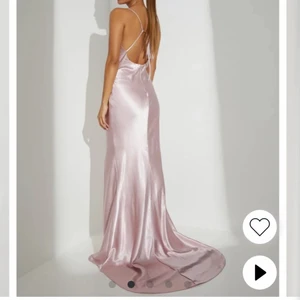 Balklänning true decadence - Balklänning! Använd 1 gång på studentbal. Storlek 36. Köptes för ca 1000kr mitt pris 650kr. Sitter som en smäck!! Passar mig som är 160 cm (+6cm klackar) priset kan diskuteras!