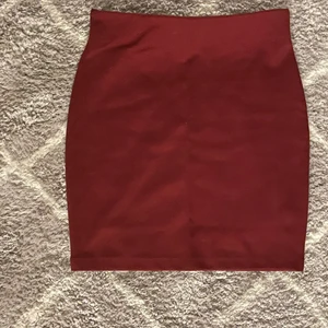 Kjol - En tight kjol från Cubus i storlek xs. Färgen förekommer inte på bilden men den är vinröd❤️ passar perfekt som ett festplagg eller på en sommardag!✨✨