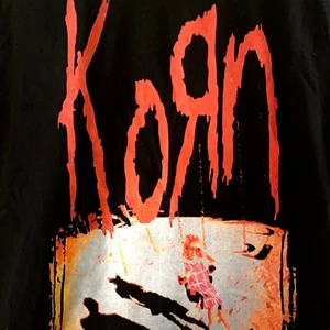 Korn t-shirt - Cool korn t-shirt i bra skick! Motivet är ifrån albumet ”Korn” .Säljer denna pågrund av att den tyvärr ej kommer till användning längre! Skriv privat för fler bilder eller frågor🖤