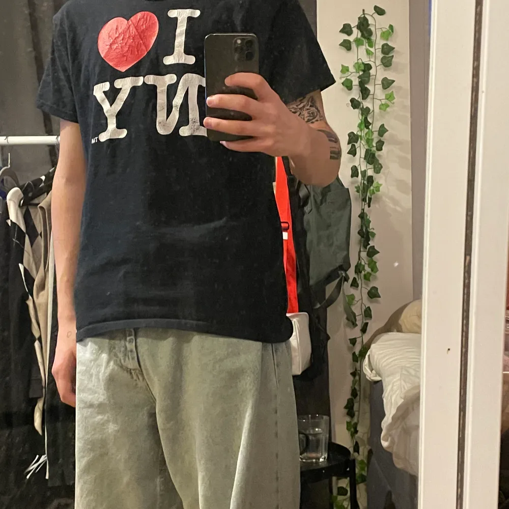 Säljer denna I love NY tishan. Trycket är lite slitet dock. . T-shirts.