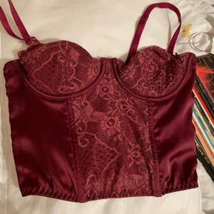 Korsett - Säljer min otroligt fina korta vinröda spets korsett! Säljer den pga att jag växt ur den. Banden är avtagbara och den är magtröjad. Använt enbart några få gånger❤️❤️ köpte den för 450 kr och totalt kostar den 366 inkusive frakt, men pris kan diskuteras❤️