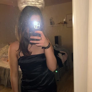 Silkesklänning från PrettyLittleThings - Jättefin silkesklänning, skulle använt på Halloween men kom aldrig till användning så lapparna är kvar, glömde visst bort returtiden😁 Missade visst fota hur lång den är men den är ganska kort men inte för kort så man kan lixom sitta ner utan att visa allt. Storlek 38 men mer än 36. Justerbara band❤️