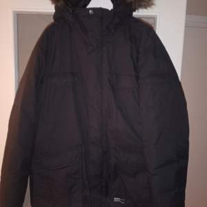 En fräsch Everest jacka som använts väldigt lite då jag har andra jackor. Hängkroken är inte användbar annars är den fin!