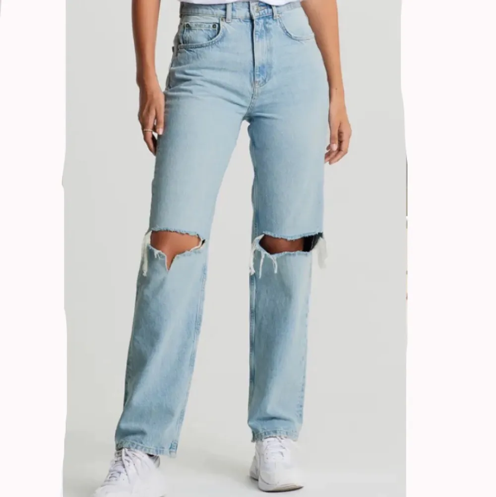 Säljer ett par jeans då dom är förstora för mig. Helt oanvända då lapparna sitter kvar. . Jeans & Byxor.