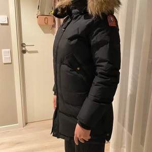 Parajumper jacka - Parajumper jacka i barnmodell men passar folk upp till storlek s. Köptes för 5000. ÄKTA