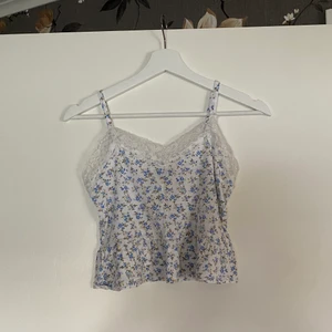 Blommigt Bik Bok linne med spets - Blommigt Bik Bok linne med spets i storlek S.