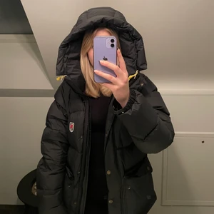 Fjällräven expedition - Fjällräven expedition jacka svart. Storlek M dam, passar mig som är 168/170 ish. Fint skick, Inga skador eller synliga fläckar. Kvitto finns. Köp direkt för 3800kr. Vid flera intresserade säljer jag till den med bäst bud. 💓 ✨Köpare står för frakt✨