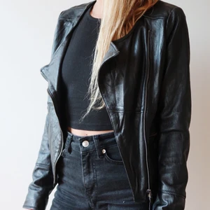 Skinnjacka - Från SAINT TROPEZ. Frakt tillkommer 