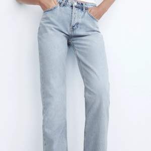 Ljusblå mid rise straight jeans i storlek 32. Använda en gång så i nyskick!!