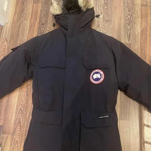 Canada goose herrjacka, storlek XS. - Canada goose jacka i storlek XS, äkta såklart. Inköpt för 2 år sen, använd fåtal gånger. Säljes pågrund av att den gått ur i storlek samt ett behov av pengar :). 1700kr, nypris 13,000kr