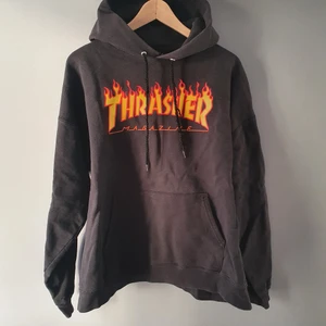 Thrasher - Thrasher hoodie jag köpt på plick som inte kommer till användning längre. Färgen är inte så urtvättad som det ser ut på bilderna. Snörena är slitna och den har några år på nacken