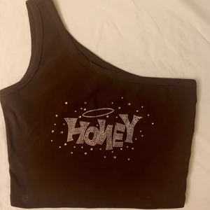 One shoulder top - Använts 1 gång nyskick. Storlek M men skulle säga att den är som en S. Sista bilden kan man se hur den ser ut på mig som vanligtvis har XS.