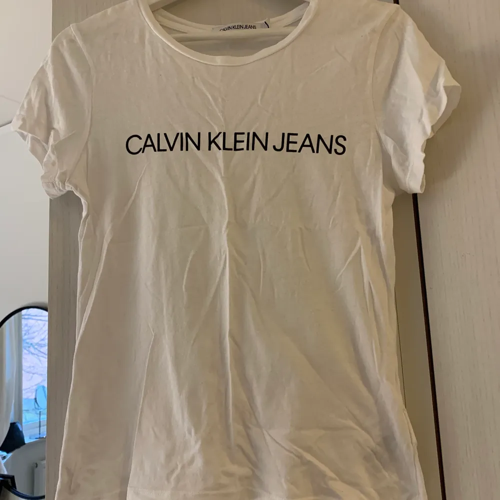 En enkel vit Calvin Klein T-shirt! Fint material, sparsamt använd! . T-shirts.
