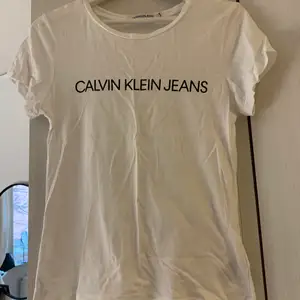 En enkel vit Calvin Klein T-shirt! Fint material, sparsamt använd! 
