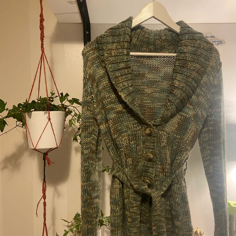 stickad tröja med knappar och snöre. står storlek M men skulle nog passa både mindre och större. Märke indiska men köpt på myrorna. . Neuleet.