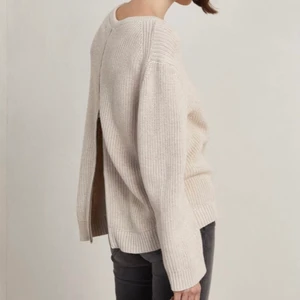 Hunkydory grå reversible  - Supersnygg kofta som man antingen kan ha med dragkedjan fram eller bak. Är för liten för mig, därför säljer jag. Som lånad bild men grå med blå underton. Dyr vid inköp! Garderobrensar nu så kolla gärna in mina andra auktioner (mest märkeskläder). Samfrakt går självklart jättebra. 