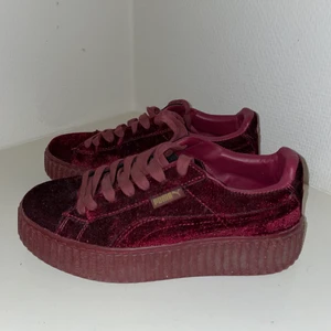 FentyXpuma-sneakers - Fräschaste dojorna! Köpta 2017 men inte använda sedan dess. Från Rihannas collab med Puma. Stl 37 men jag har 38 och det har gått bra.  