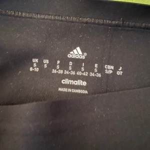 Adidasbyxor  - Adidas tränings thighs knappt använda. Svarta med mönster. 