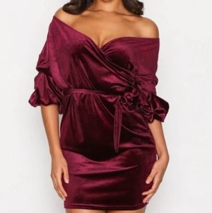 KLÄNNIG NELLY !SVART! - Fin klänning från Nelly med alla lappar kvar, perfekt skick och säljes endast då den inte kommer till användning. Klänningen är svart med sammetstyg och många fina detaljer. Strl. XS men passar även en S, väldigt stretchigt och skönt tyg. Eventuell frakt betalas av köparen! Kom gärna med bud! 