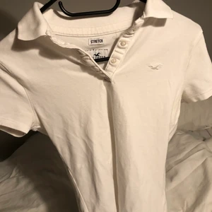Vit hollister tröja storlek xs  - Säljer denna hollister tröja pga att den är för liten. Bra skick, näst intill oanvänd. Priset går att diskuteras.