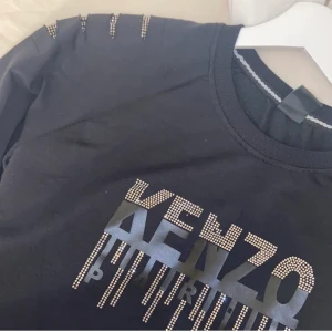 PRIS KAN DISKUTERAS KENZO TRÖJA - dm